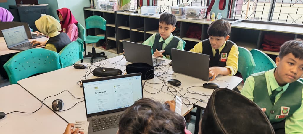 Murid log masuk kali pertama dengan slip IC dan kata laluan