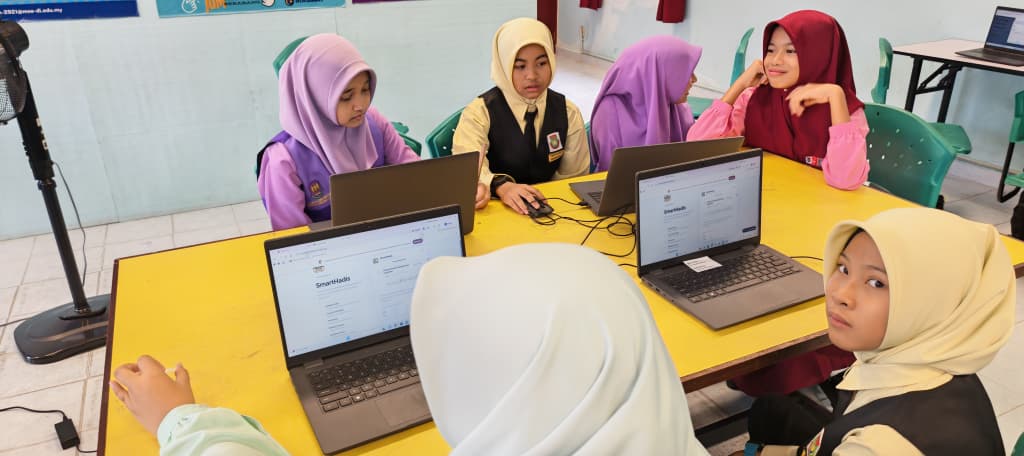 Kelas Pendidikan Islam mencuba SmartHadis serentak